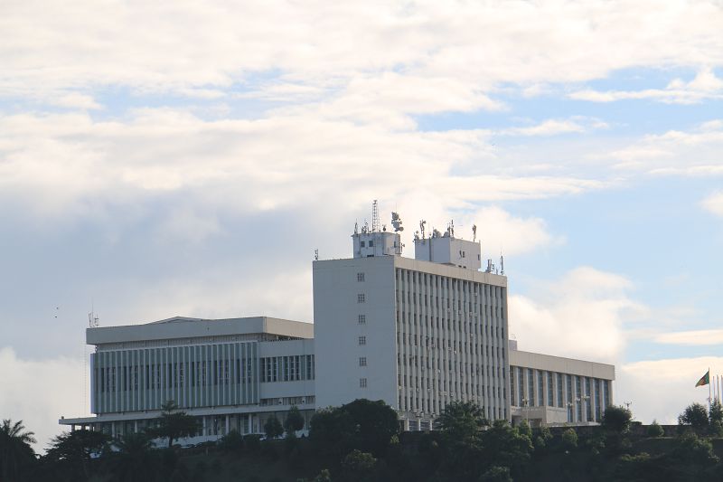 援喀麥隆會議大廈項目